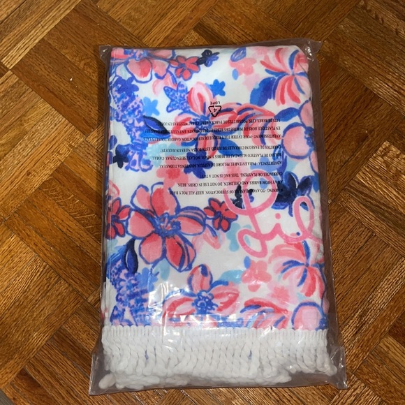 NWT/NIP Lilly Pulitzer Beach Towel Resort White Party Like a Lobster G 30Wx60L - Picture 8 of 10